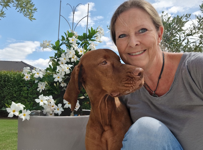 Anja Hörtner mit ihrem Hund